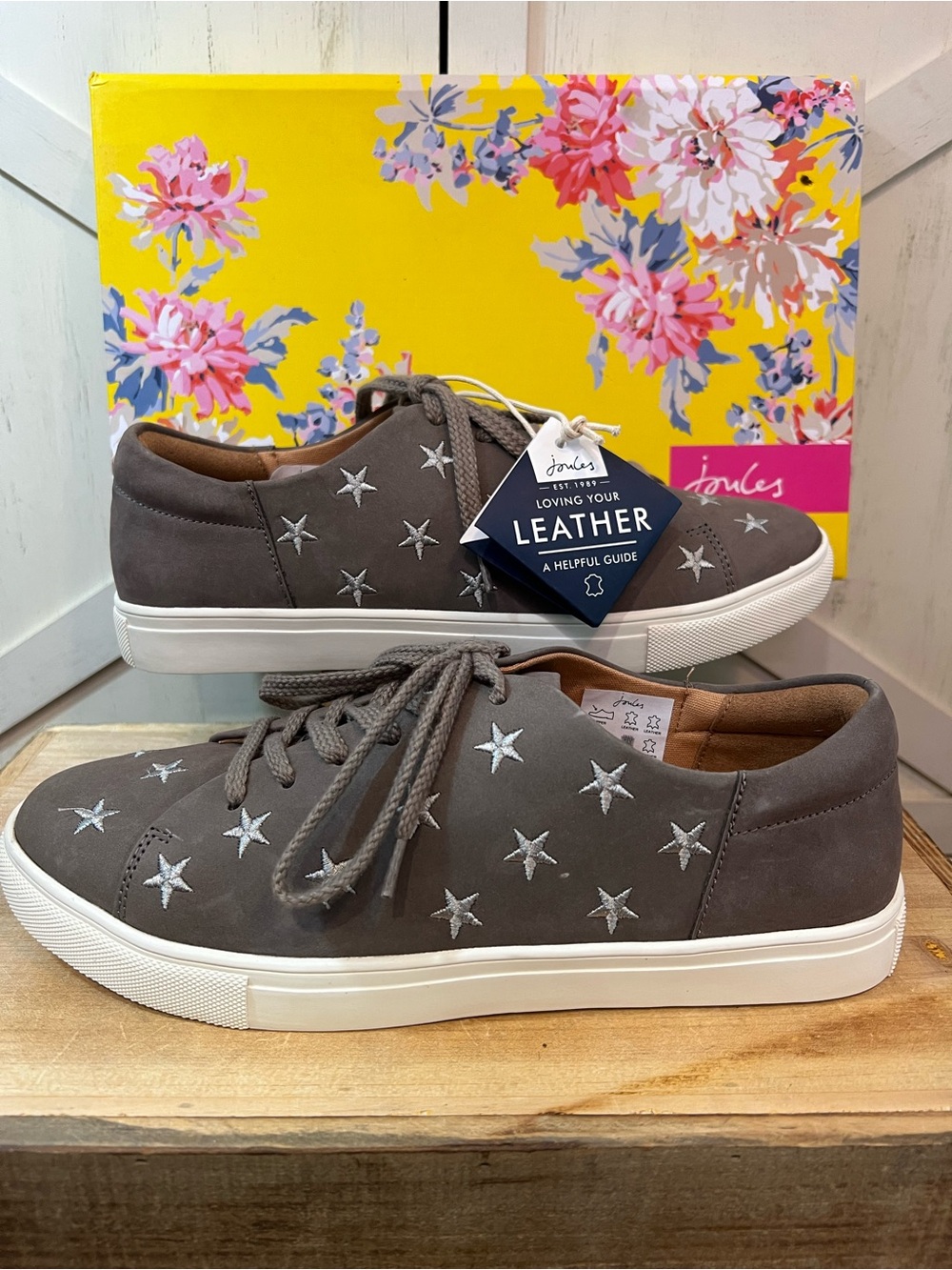 Joules Solena Luxe Grystar Gray Leather Embroidered Star Sneakers size 9 NIB